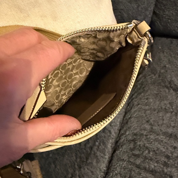 Vintage Coach Cream Leather Crossbody Bag - Picture 4 of 9